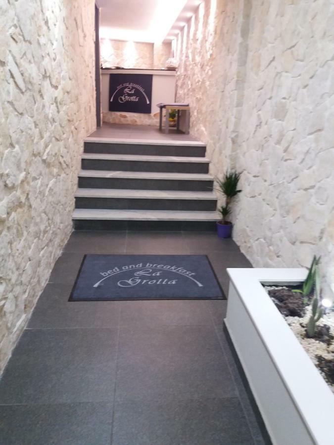 La Grotta 3*